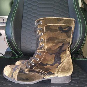 Womens EUC velvet camo combat boots